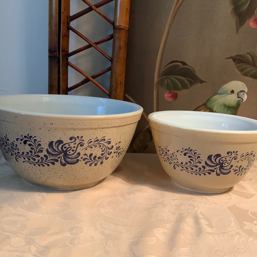 Vintage 1976 Pyrex Bowls - Set of 2